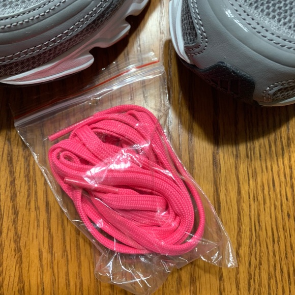 Ladies adidas running shoes in size 9. - Picture 6 of 7